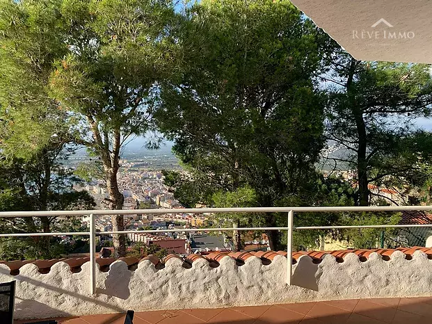 Chalet adosado en coqueto condominio, vistas al mar, jardín privado y piscina comunitaria