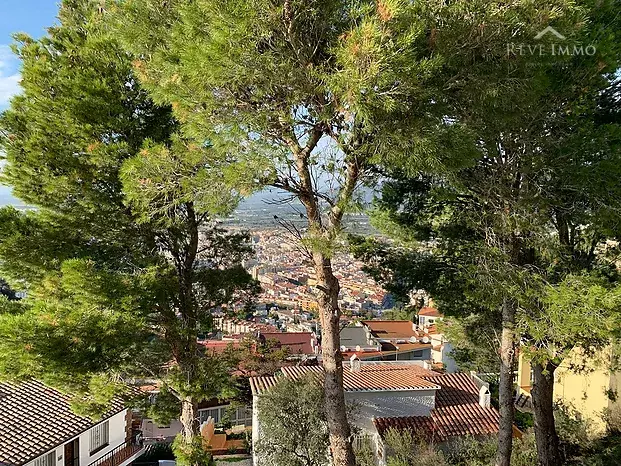 Chalet adosado en coqueto condominio, vistas al mar, jardín privado y piscina comunitaria