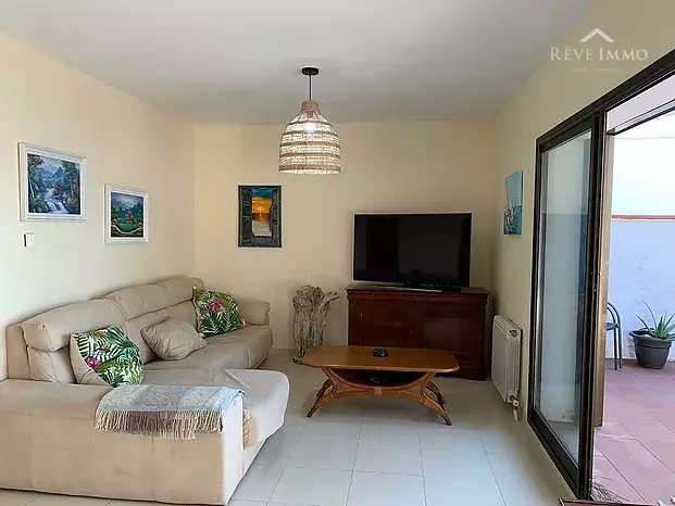 Chalet adosado en coqueto condominio, vistas al mar, jardín privado y piscina comunitaria