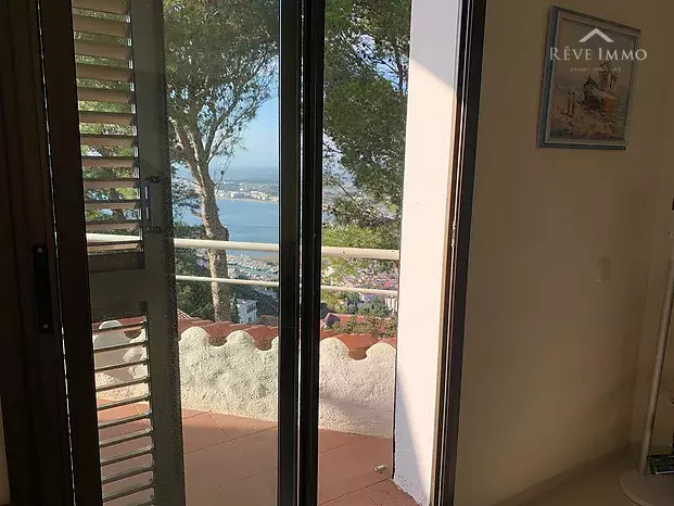 Piso en coqueto condominio, vistas al mar, jardín privado y piscina comunitaria