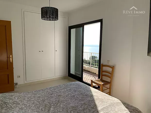 Très bel appartement dans une copropriété de charme, vue mer, jardin privé et  piscine communautaire