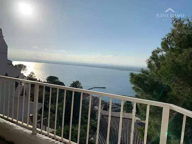 Piso en coqueto condominio, vistas al mar, jardín privado y piscina comunitaria