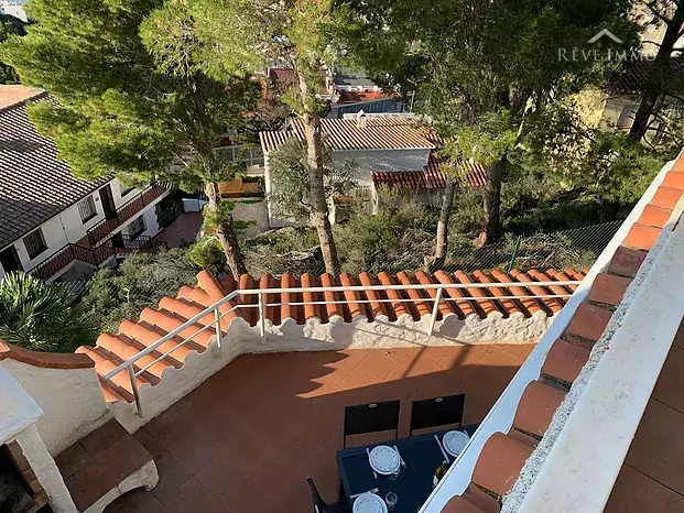 Très bel appartement dans une copropriété de charme, vue mer, jardin privé et  piscine communautaire