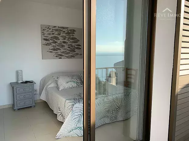 Chalet adosado en coqueto condominio, vistas al mar, jardín privado y piscina comunitaria