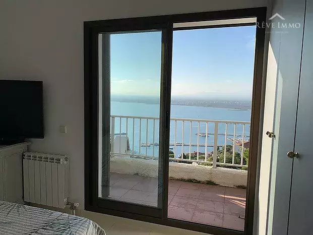 Piso en coqueto condominio, vistas al mar, jardín privado y piscina comunitaria