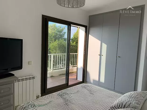 Très bel appartement dans une copropriété de charme, vue mer, jardin privé et  piscine communautaire