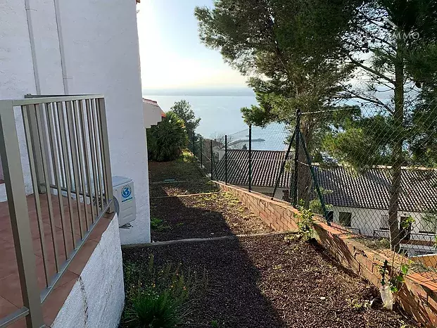 Piso en coqueto condominio, vistas al mar, jardín privado y piscina comunitaria