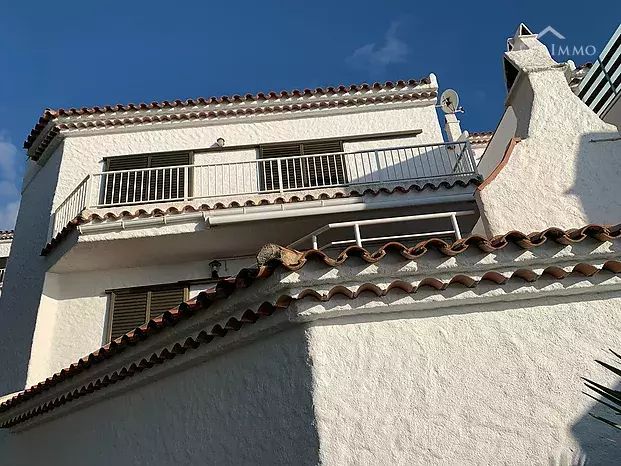 Très bel appartement dans une copropriété de charme, vue mer, jardin privé et  piscine communautaire