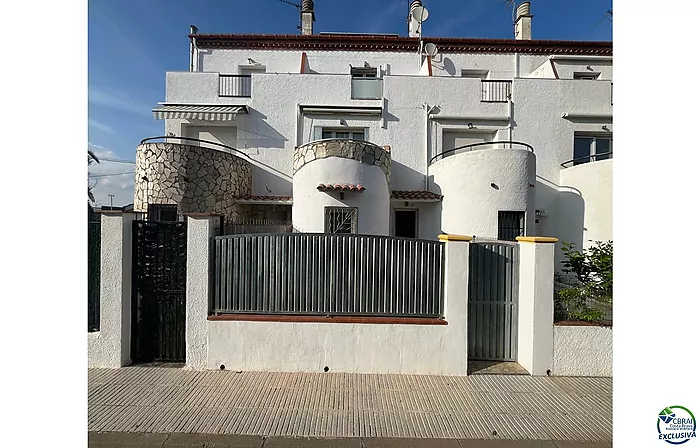 Muy bonita casa adosada que ha sido renovada con un alto nivel y completamente aislada con aislamiento.