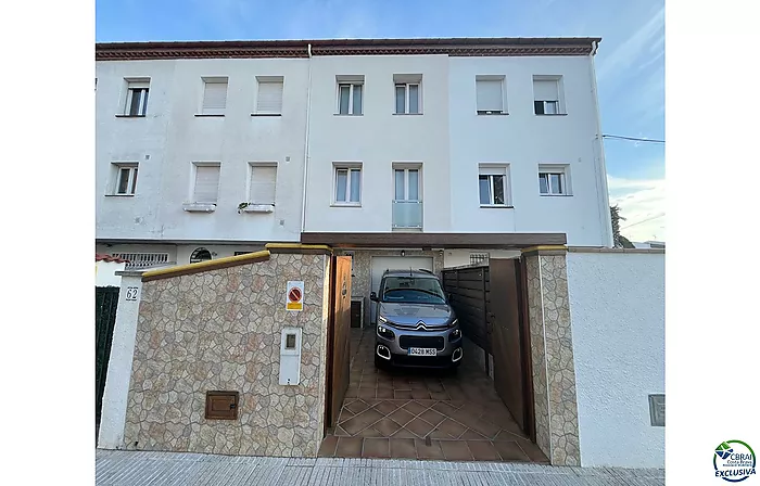 Muy bonita casa adosada que ha sido renovada con un alto nivel y completamente aislada con aislamiento.