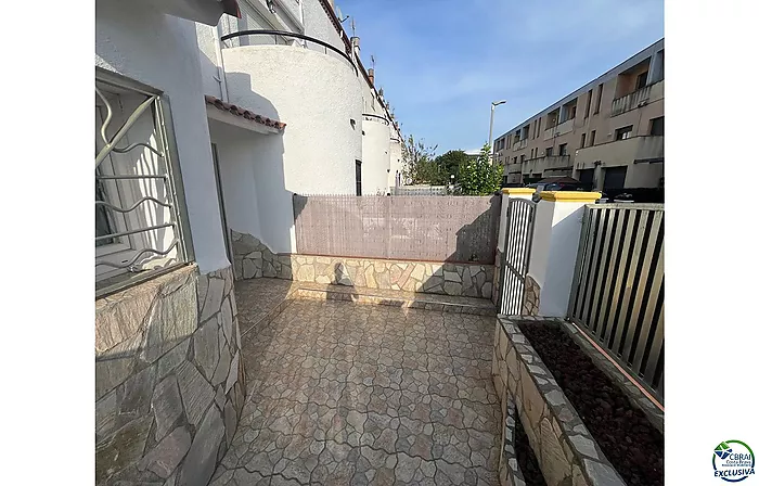 Muy bonita casa adosada que ha sido renovada con un alto nivel y completamente aislada con aislamiento.