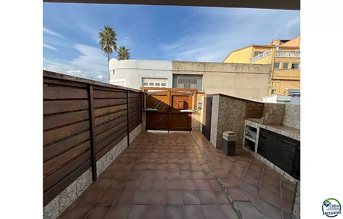 Muy bonita casa adosada que ha sido renovada con un alto nivel y completamente aislada con aislamiento.