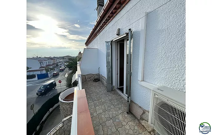 Muy bonita casa adosada que ha sido renovada con un alto nivel y completamente aislada con aislamiento.