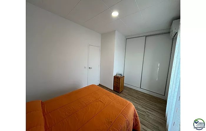 Muy bonita casa adosada que ha sido renovada con un alto nivel y completamente aislada con aislamiento.