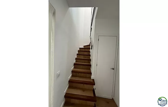 Muy bonita casa adosada que ha sido renovada con un alto nivel y completamente aislada con aislamiento.