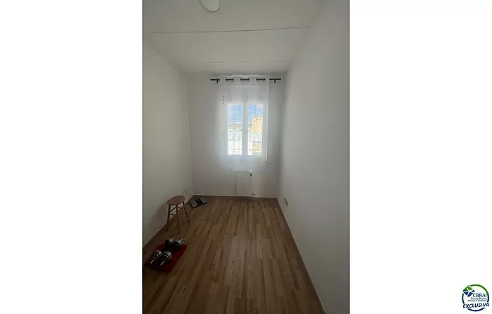 Muy bonita casa adosada que ha sido renovada con un alto nivel y completamente aislada con aislamiento.