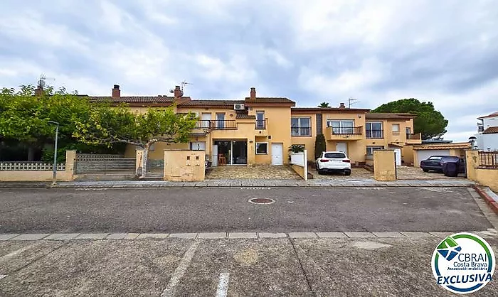 Maison de ville avec 4 chambres, 2 salles de bains et piscine communautaire