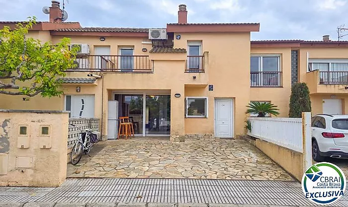 Maison de ville avec 4 chambres, 2 salles de bains et piscine communautaire