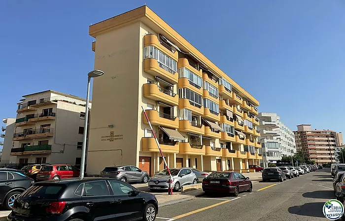 Apartamento de 1 dormitorio con parking privado, bonitas vistas al canal a 200 metros de la playa