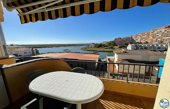 Apartamento de 1 dormitorio con parking privado, bonitas vistas al canal a 200 metros de la playa