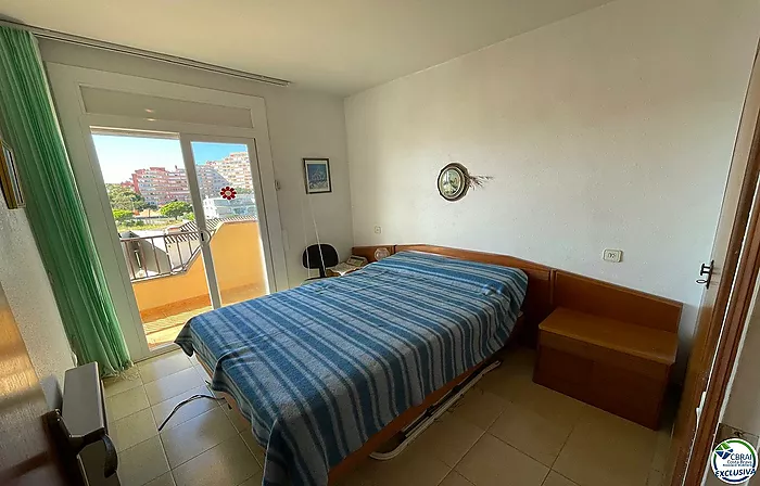 Apartamento de 1 dormitorio con parking privado, bonitas vistas al canal a 200 metros de la playa