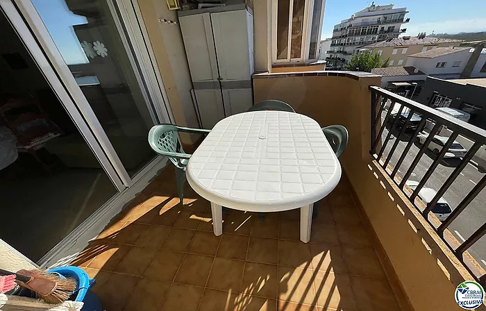 Apartamento de 1 dormitorio con parking privado, bonitas vistas al canal a 200 metros de la playa