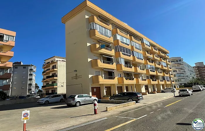 Apartamento de 1 dormitorio con parking privado, bonitas vistas al canal a 200 metros de la playa