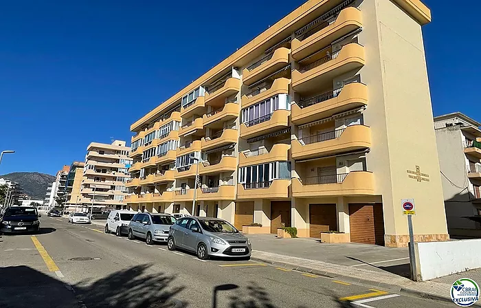 Apartamento de 1 dormitorio con parking privado, bonitas vistas al canal a 200 metros de la playa