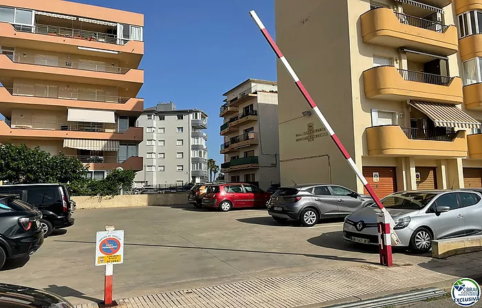 Apartamento de 1 dormitorio con parking privado, bonitas vistas al canal a 200 metros de la playa