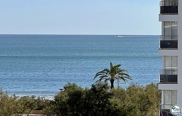 Estudio renovado a 50 m de la playa en Roses, Costa Brava – Vistas al mar y acabados de calidad