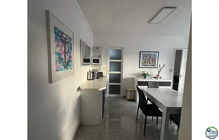 Joli appartement rénové avec vue sur le Port Nautique Empuriabrava, licence touristique,  proche plage et commerces