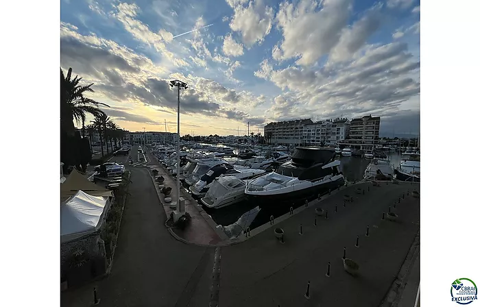 Joli appartement rénové avec vue sur le Port Nautique Empuriabrava, licence touristique,  proche plage et commerces