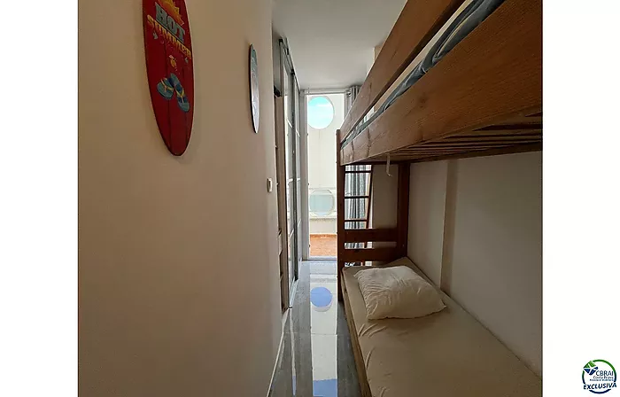 Joli appartement rénové avec vue sur le Port Nautique Empuriabrava, licence touristique,  proche plage et commerces