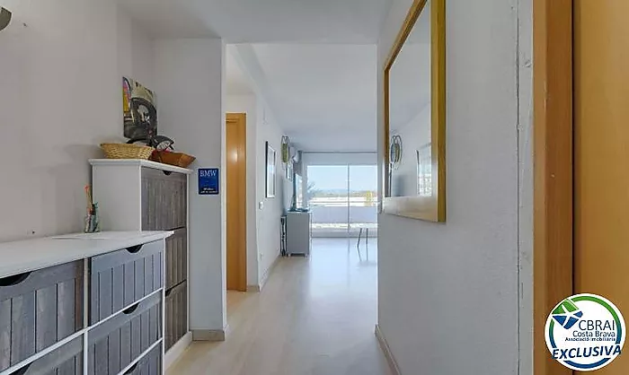 Appartement avec 2 chambres, vue sur le canal et les montagnes, parking privé et piscine communautaire