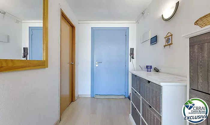 Appartement avec 2 chambres, vue sur le canal et les montagnes, parking privé et piscine communautaire