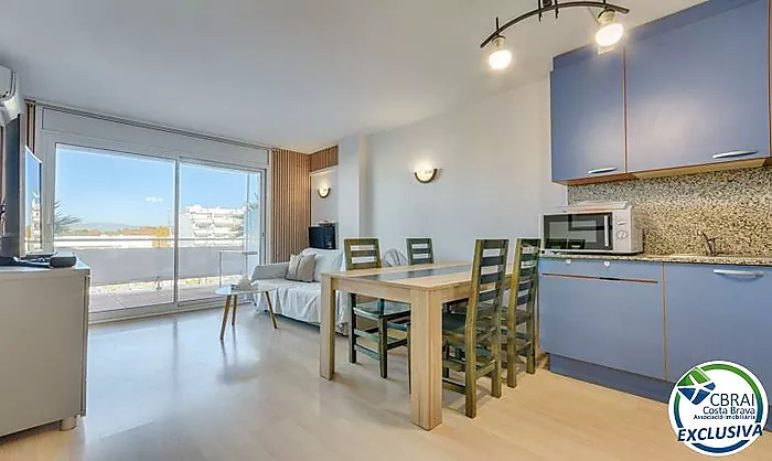 Appartement avec 2 chambres, vue sur le canal et les montagnes, parking privé et piscine communautaire