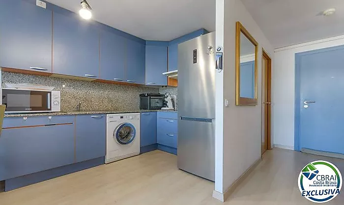 Appartement avec 2 chambres, vue sur le canal et les montagnes, parking privé et piscine communautaire