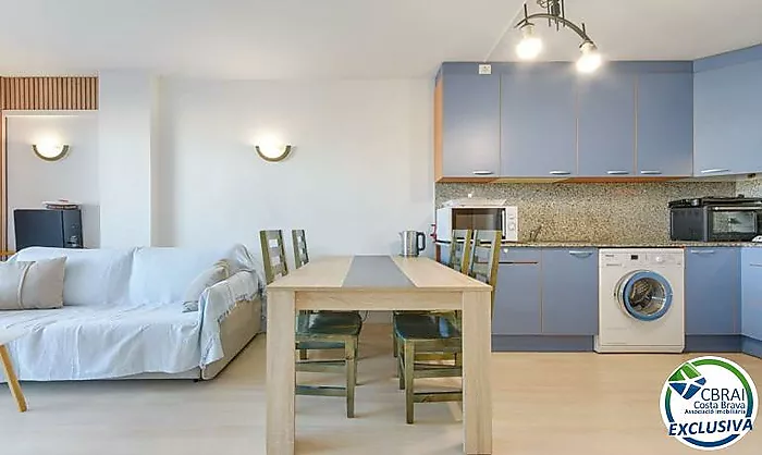 Appartement avec 2 chambres, vue sur le canal et les montagnes, parking privé et piscine communautaire