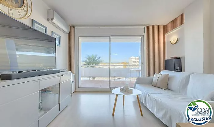 Apartamento con 2 dormitorios, vistas al canal y monatañas, parking privado y piscina comunitaria