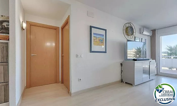 Appartement avec 2 chambres, vue sur le canal et les montagnes, parking privé et piscine communautaire