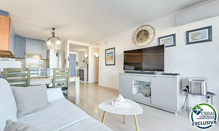 Appartement avec 2 chambres, vue sur le canal et les montagnes, parking privé et piscine communautaire