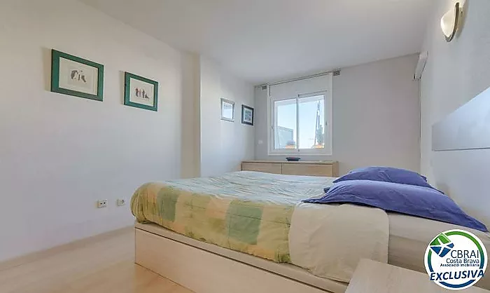 Appartement avec 2 chambres, vue sur le canal et les montagnes, parking privé et piscine communautaire