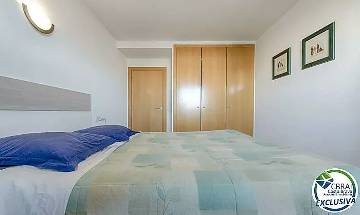 Appartement avec 2 chambres, vue sur le canal et les montagnes, parking privé et piscine communautaire