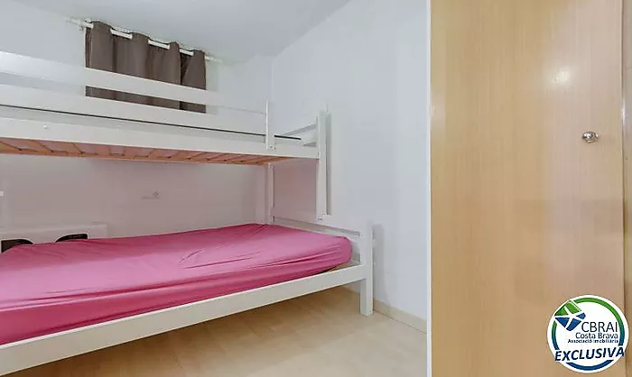 Appartement avec 2 chambres, vue sur le canal et les montagnes, parking privé et piscine communautaire