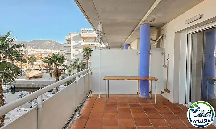 Appartement avec 2 chambres, vue sur le canal et les montagnes, parking privé et piscine communautaire