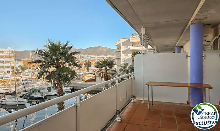 Appartement avec 2 chambres, vue sur le canal et les montagnes, parking privé et piscine communautaire