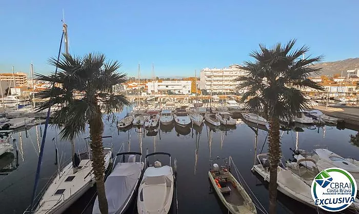 Appartement avec 2 chambres, vue sur le canal et les montagnes, parking privé et piscine communautaire