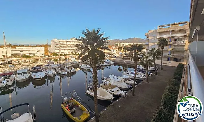 Appartement avec 2 chambres, vue sur le canal et les montagnes, parking privé et piscine communautaire