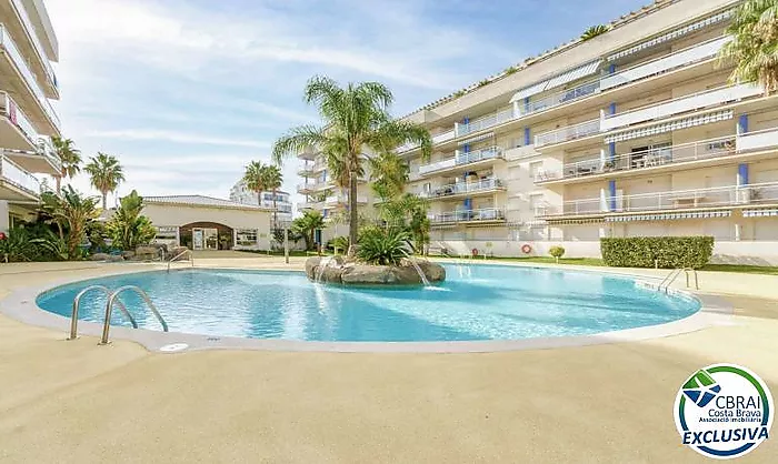 Appartement avec 2 chambres, vue sur le canal et les montagnes, parking privé et piscine communautaire