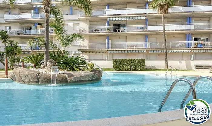 Appartement avec 2 chambres, vue sur le canal et les montagnes, parking privé et piscine communautaire